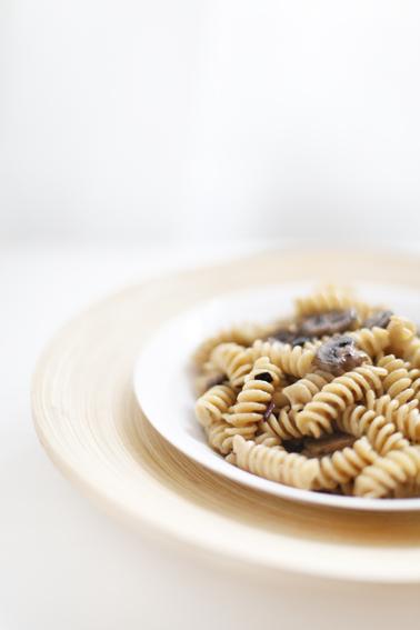 FUSILLI INTEGRALI CON RADICCHIO E FUNGHI