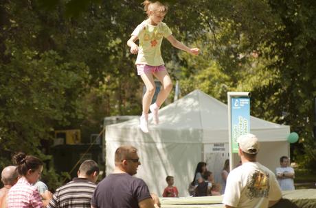 Ops! C’è una bambina che vola nel bosco! Fake o Realtà?