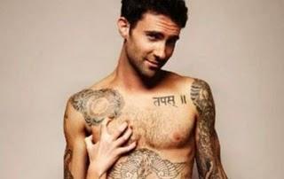 Adam Levine, Nudo il Cantante dei Maroon 5 per la Prevenzione del Cancro alla Prostata e ai Testicoli
