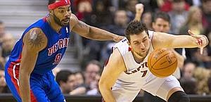  Andrea Bargnani, a destra, lotta con Chris Wilcox di Detroit. Ap