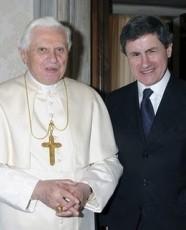 Benedetto XVI difende la famiglia tradizionale: “il si’ alle unioni di fatto penalizza i legami stabili”.