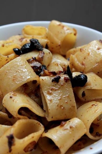 Mezzi paccheri alla salsa di peperoni con finocchio