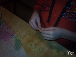 Tramandare i saperi. I tortellini fatti in casa.