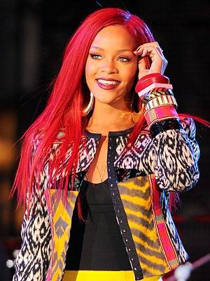 Rihanna has Long Straight Hair Now !!!!