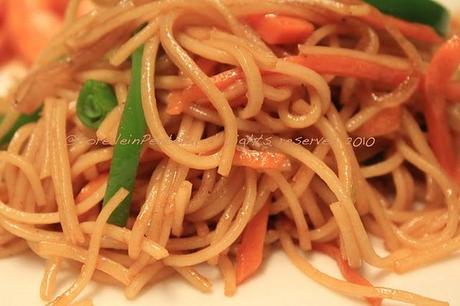 Noodles thai con verdure saltate (e gamberi?)