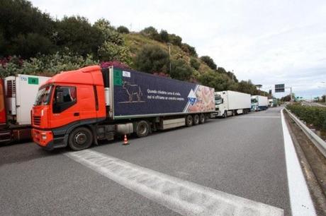 TIR A MESSINA - ELIMINATO IL PRESIDIO FISSO DEI VIGILI A TREMESTIERI