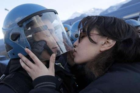 Galeotto fu il bacio:denunciata una No Tav,per violenza sessuale.