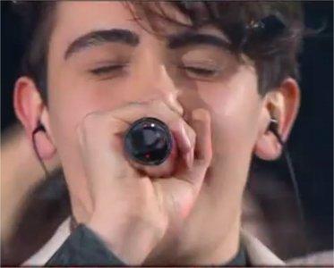 Michele Bravi vince X Factor 2013 su Sky Uno e Cielo | Secondi Ape Escape. Terza Violetta