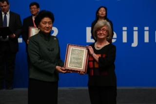 La prof. Alessandra Lavagnino ritira il premio a Pechino 