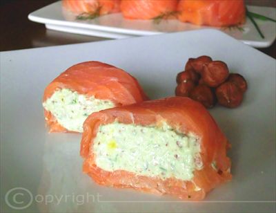 Antipasto di salmone affumicato con ripieno di formaggio, uova e nocciole