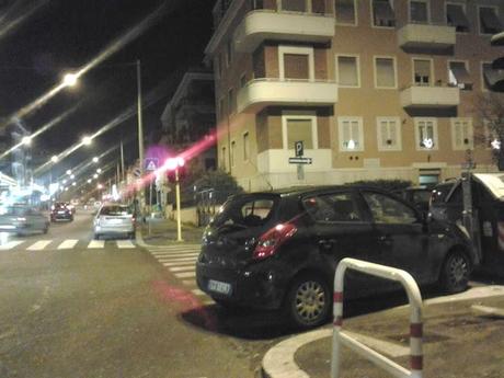 Guardate che anche se ve l'hanno raccontata così, avere tutte le strisce pedonali di un quartiere occupate è una cosa inaudita, gravissima, insopportabile. Che avviene solo a Roma