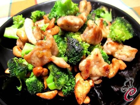 Bocconcini di pollo dorati con broccoli e anacardi: il piatto veloce che non sacrifica il sapore