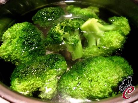 Bocconcini di pollo dorati con broccoli e anacardi: il piatto veloce che non sacrifica il sapore