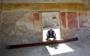 Pompei continua a crollare: pochi giorni fa si è sgretolato uno stucco antico