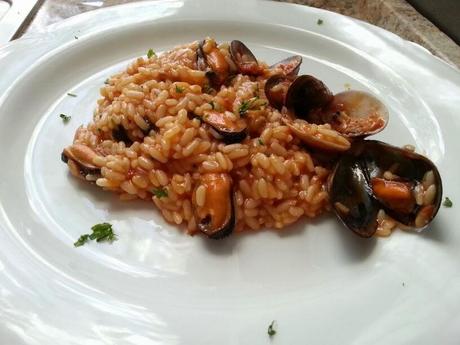 Risotto con cozze e vongole alle spezie.