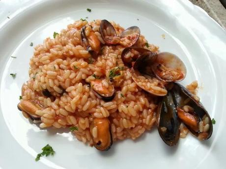 Risotto con cozze e vongole alle spezie.