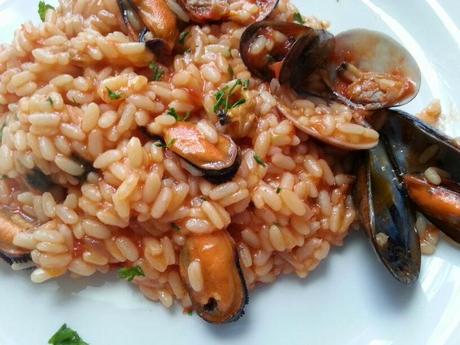 Risotto con cozze e vongole alle spezie.