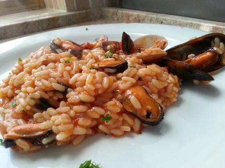 Risotto con cozze e vongole alle spezie.