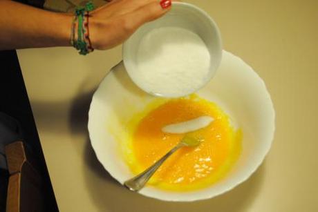 Sbattete i tuorli d'uovo con lo zucchero fino ad ottenere un impasto uniforme e compatto.