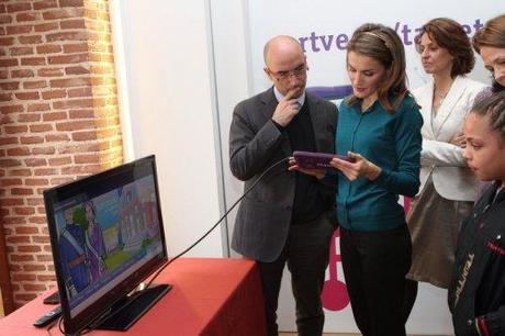 Letizia di Spagna al Salone del Libro Infantile di Madrid, con il cerchietto tra i capelli