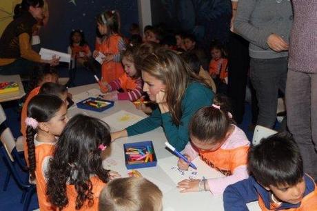 Letizia di Spagna al Salone del Libro Infantile di Madrid, con il cerchietto tra i capelli