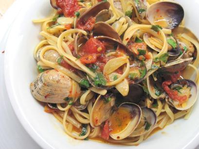 Il cenone di Capodanno degli Esposito spaghetti a vongole