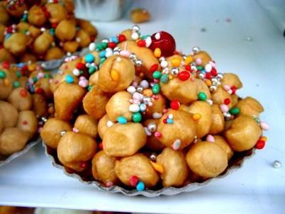 Il cenone di Capodanno degli Esposito Struffoli