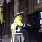 Poliziotto suona il pianoforte in piazza a Praga: un milione di clic (Video)