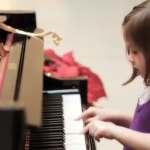 Alla Union Station di Chicago, il pianoforte suona da solo (video)