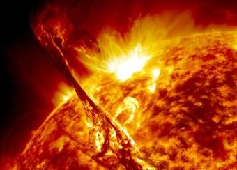 Secondo la nuova ricerca, questa immagine di un’eruzione solare, ripresa dal Solar Dynamics Observatory, rappresenta un esempio degli eventi  a maggiore energia che, su altre stelle della nostra galassia, potrebbero dare origine ai lampi radio veloci o FRB, fast radio bursts. Crediti: NASA