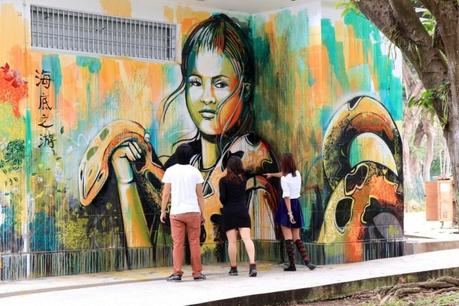 “Take me anywhere” di Alice Pasquini: dai muri della città alle cartoline