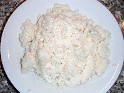 Insolito cous cous di cavolfiore con pesto di rucola e arachidi