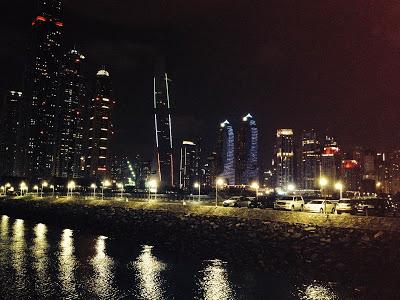 Dubai Marina e dintorni di notte..