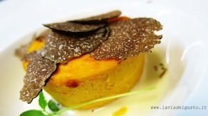 Flan di zucca Hokkaido su crema di stracchino & tartufo nero
