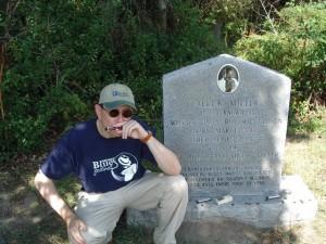 Fabrizio Poggi sulla tomba di Rice Miller, Sonny Boy Williamson II a Tutwiler, Mississippi.