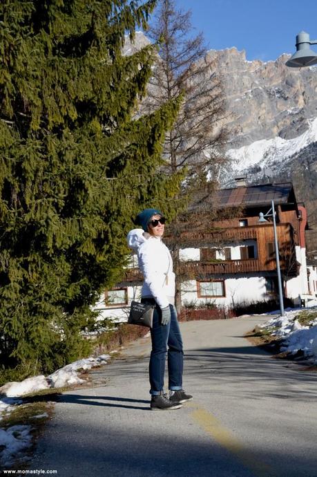 Outfit da montagna bianco e grigio