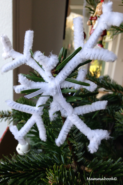 Fiocchi di neve con gli scovolini – Pipe cleaner snowflake