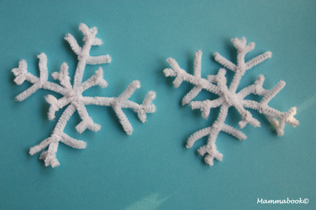 Fiocchi di neve con gli scovolini – Pipe cleaner snowflake