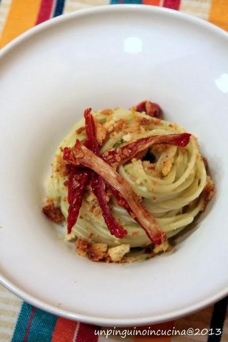 Linguine al pesto di avocado e pomodori secchi