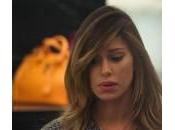 Belen Rodriguez, shopping Natale gonnellina scozzese (foto)