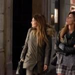 Belen Rodriguez, shopping di Natale in gonnellina scozzese03