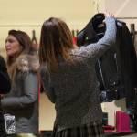 Belen Rodriguez, shopping di Natale in gonnellina scozzese06