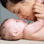 Bimbi, coccole della mamma tengono lontano lo stress nei neonati