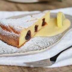 torta-di-ricotta-e-amarene-servita-su-crema-al-limone