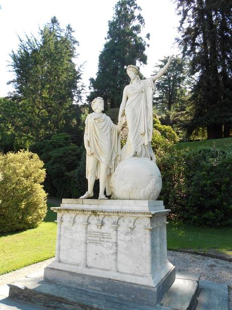 Il monumento a Dante e Beatrice 