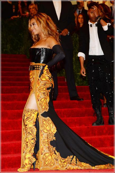 Beyonce Knowles attends the 2013 Met Gala solo7