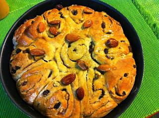 Torta delle rose integrale con uvette e noci