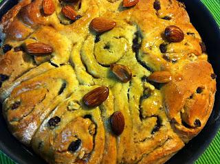 Torta delle rose integrale con uvette e noci