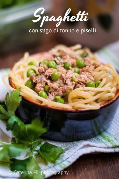 Spaghetti con sugo di tonno e piselli