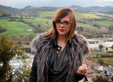 Outfit: Gilet di pelliccia ecologica e top in lurex Mia Wish